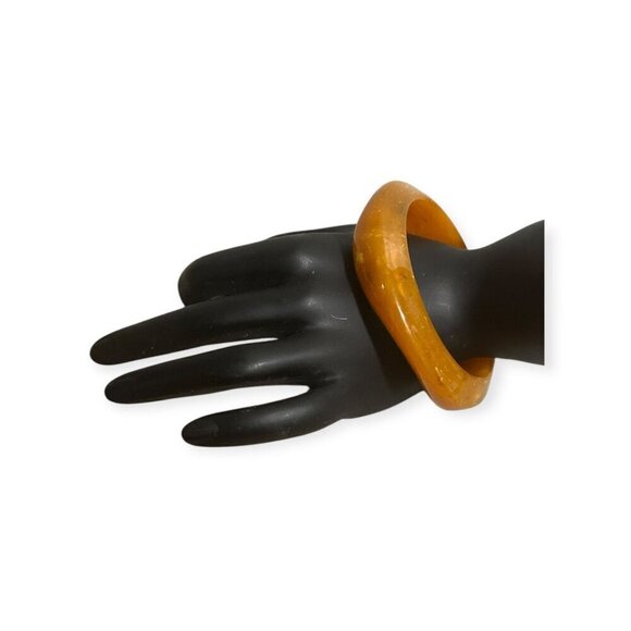 Vintage Art Deco Marbled Amber Bakelite Bangle Bracelet, Wavy design - Picture 4 of 12
